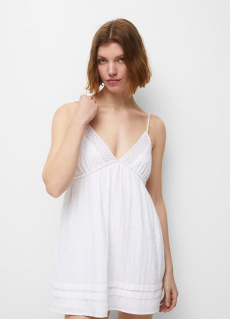 Imagen - Vestido mini con bordados y tirantes de Pull & Bear. Foto: Pull & Bear.