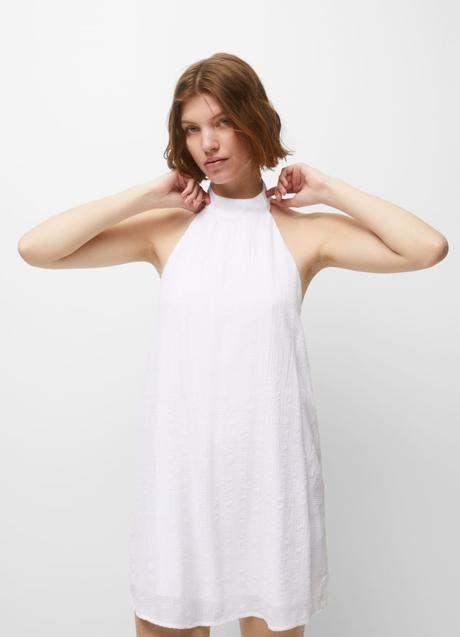 Imagen - Vestido con escote halter en blanco de Pull & Bear. Foto: Pull & Bear.