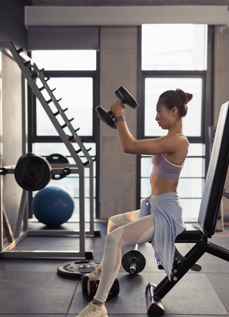 Imagen - Mujer entrenando brazos. / PEXELS