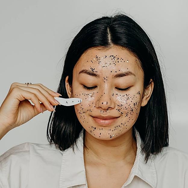 Mujer aplicando exfoliante facial casero
