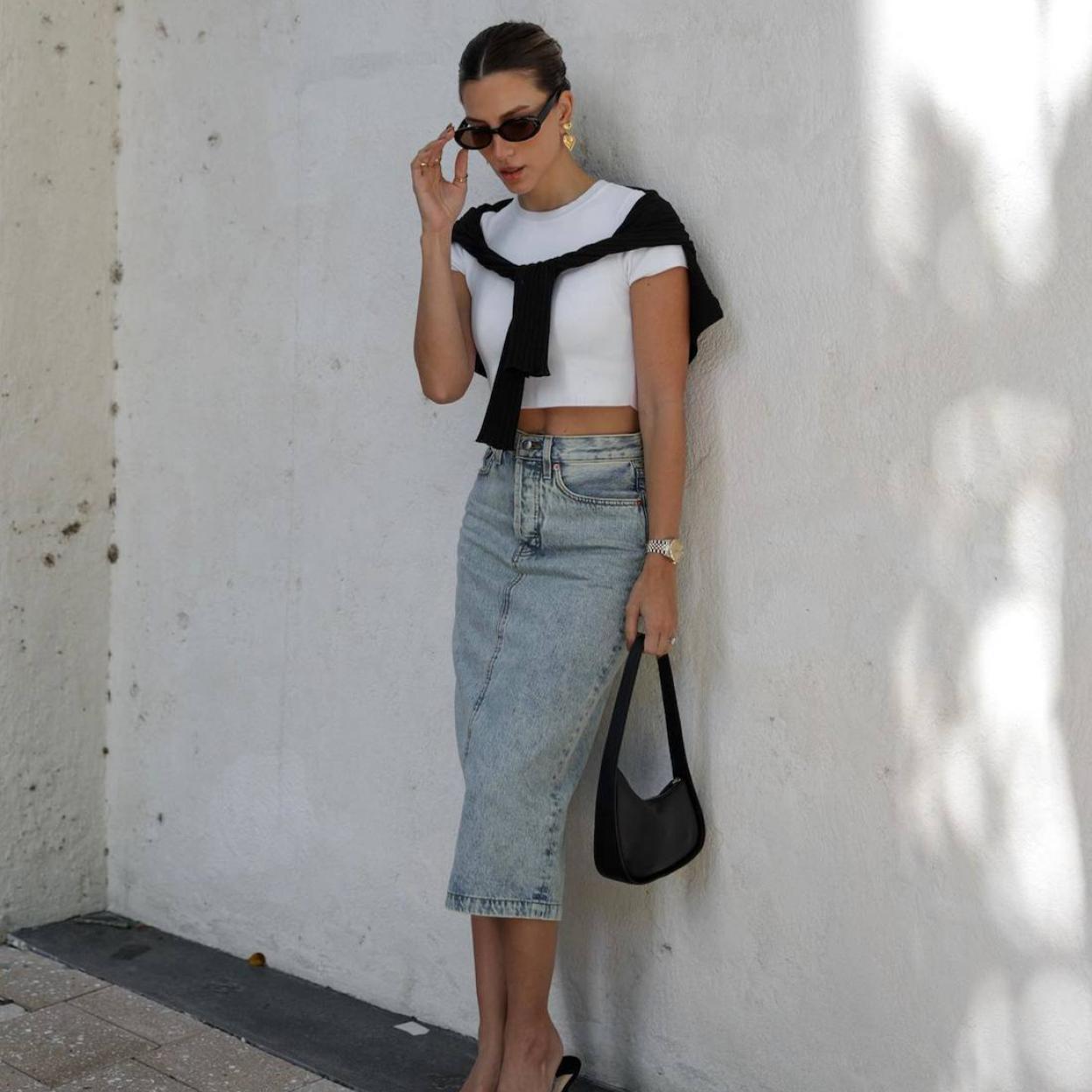 La influencer lleva una falda midi tendencia en tejido denim