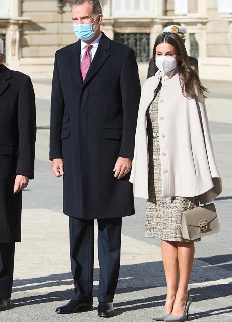 Imagen - l rey Felipe VI y la reina Letizia con un bolso gris. / LIMITED PICTURES