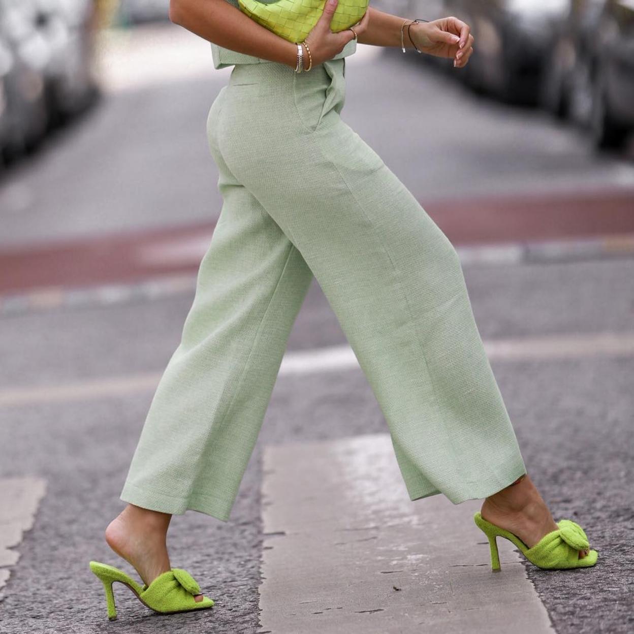 Un look con pantalones de lino.