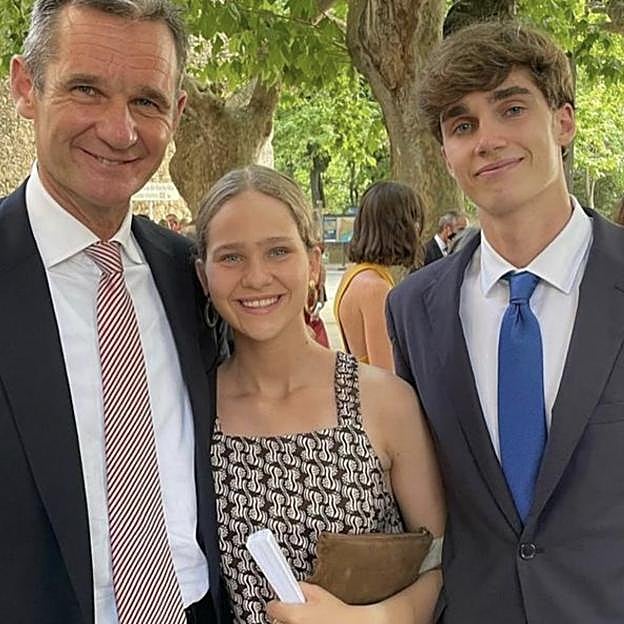 Pablo Urdangarin con su padres, Iñaki, y su hermana pequeña, Irene. 