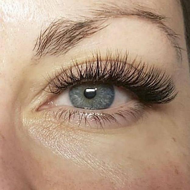 Mujer con tratamiento de extensiones de pestañas con volumen ruso