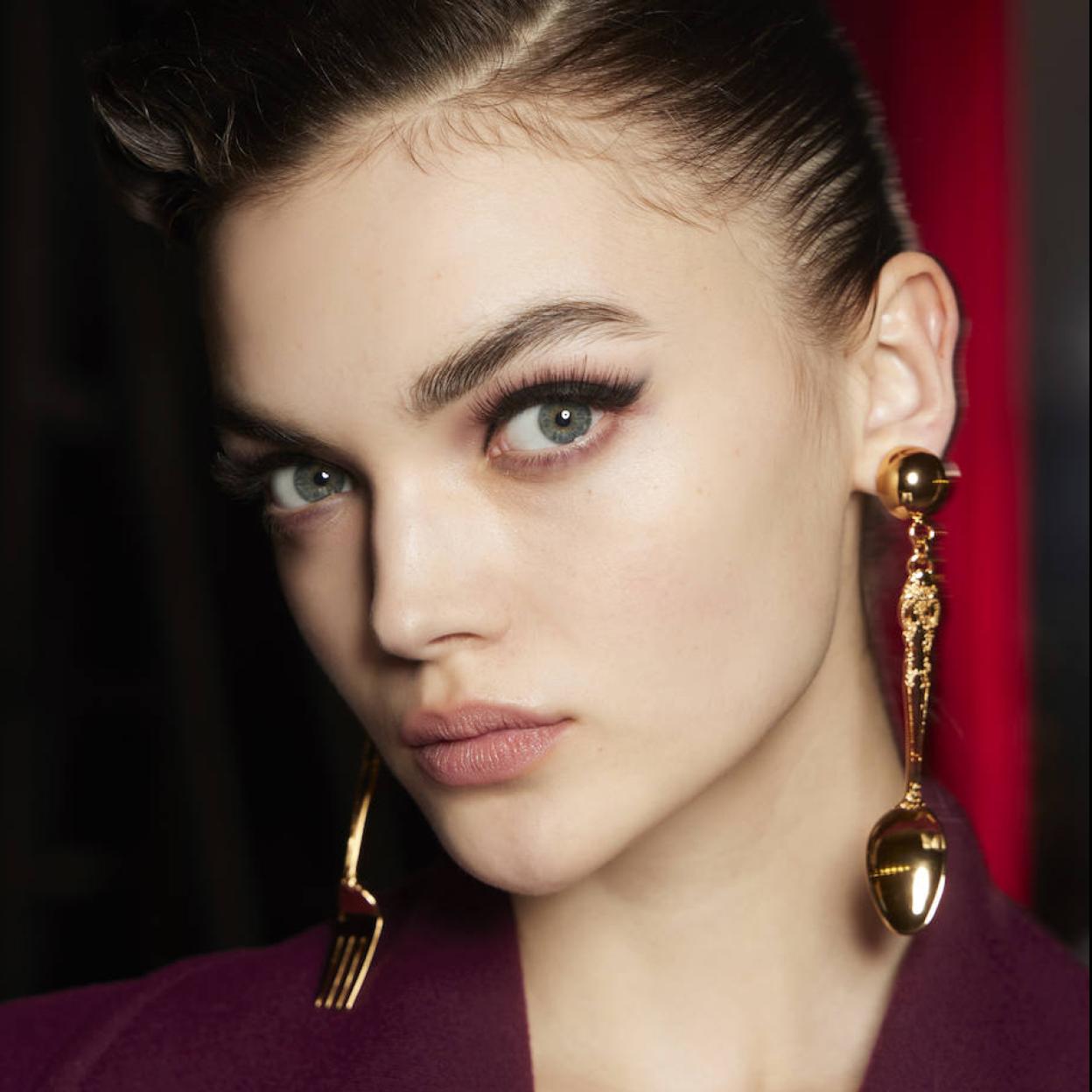 Modelo con pestañas con volumen ruso