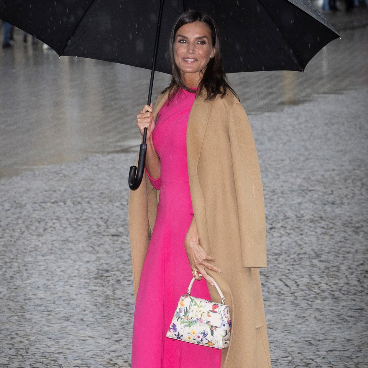 La reina Letizia con un bolso de flores en Berlín.