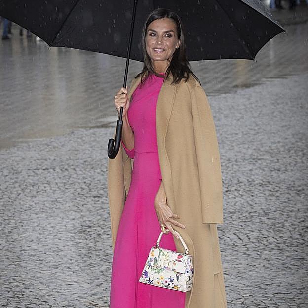 Los bolsos favoritos de la reina Letizia son de esta marca italiana: estos son los modelos más especiales y que más se pone