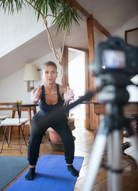 Imagen - Mujer haciendo sentadillas. / PEXELS