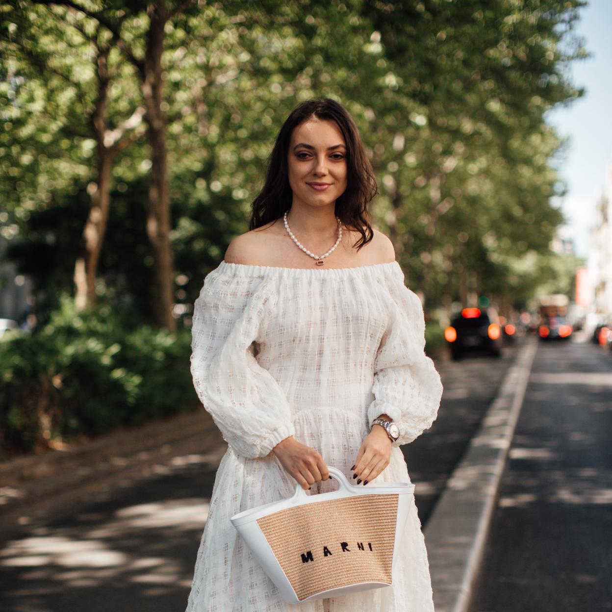 Una mujer con vestido blanco.