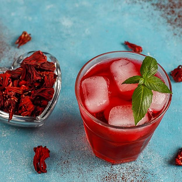 Vaso de agua de Jamaica con hielo. 