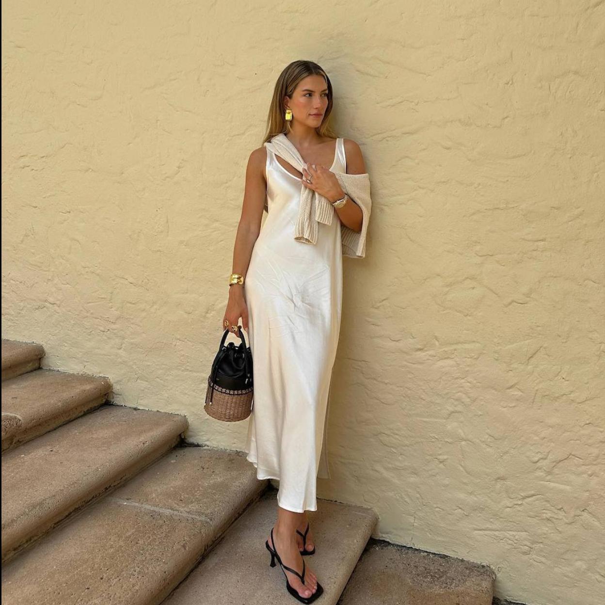 Influencer con look de básicos para verano