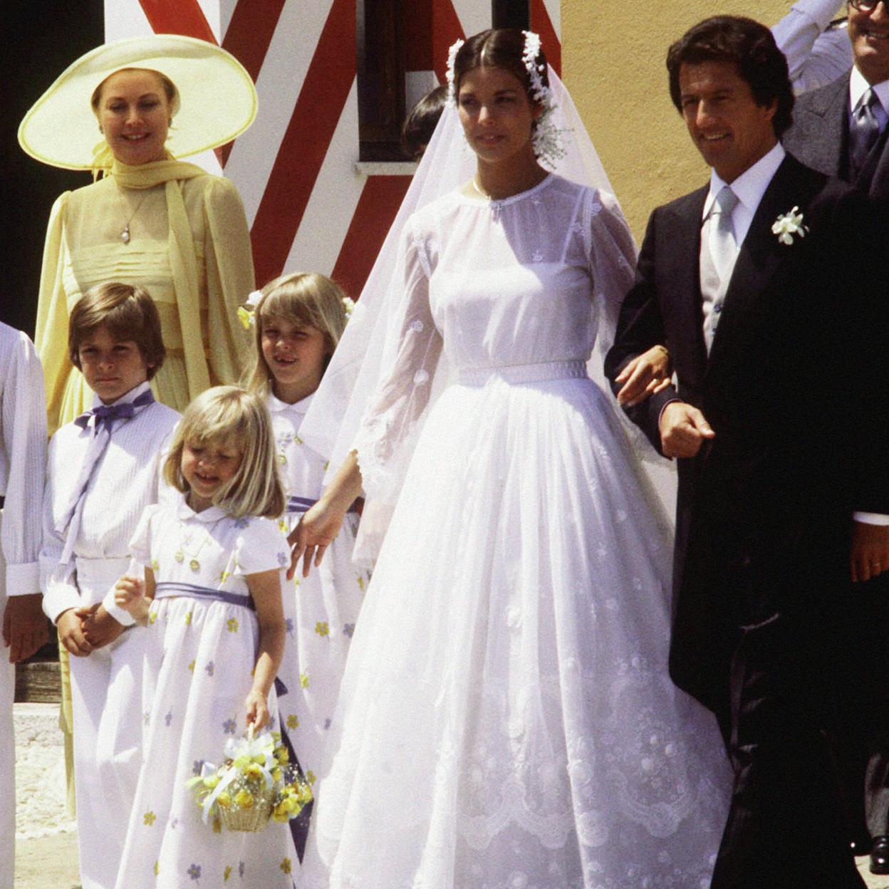 Carolina de Mónaco junto a Philippe Junot y su madre Grace Kelly, el día de su boda