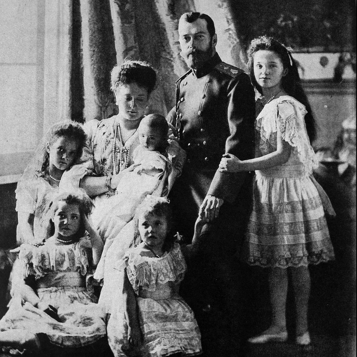 Los zares Alejandra y Nicolás II, con sus hijos, María, Olga, Tatiana, Anastasia y Alexei.