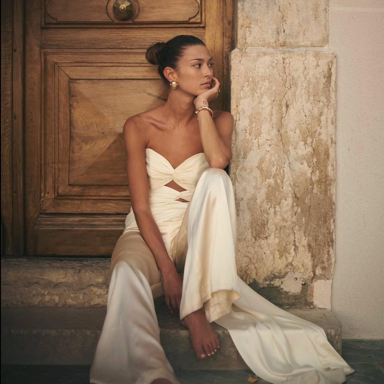 La influencer lleva un total look blanco que favorece con el bronceado