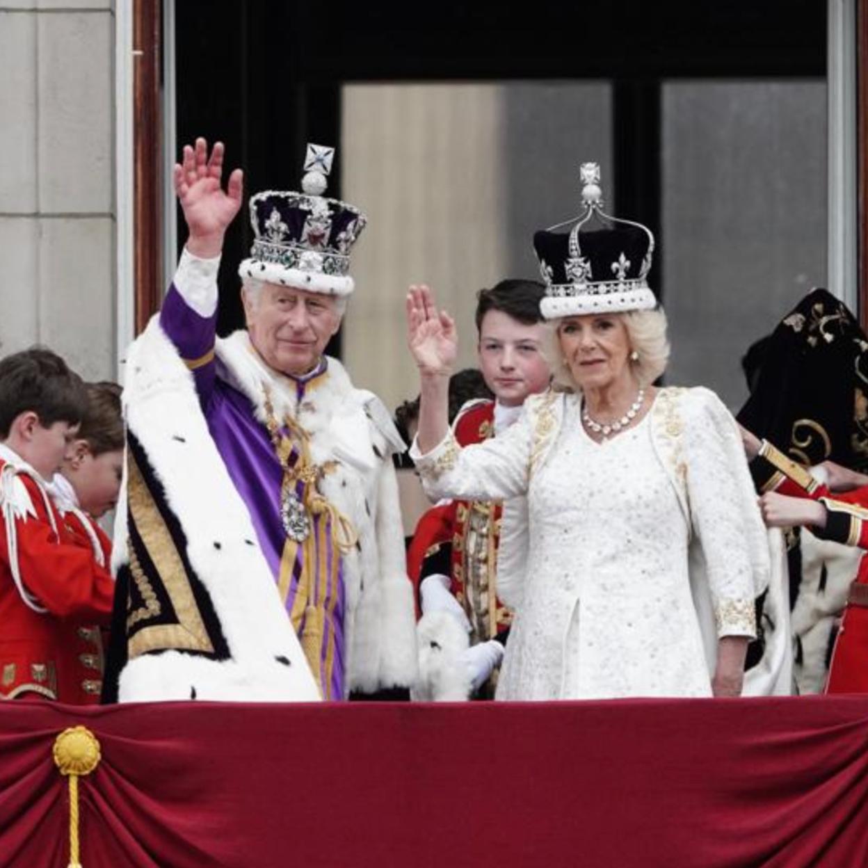 No volveremos a ver al rey Carlos III y la reina Camilla con corona, pues en la segunda coronación en Edimburgo no se ponen la corona escocesa, se limitan a sostenerla. 