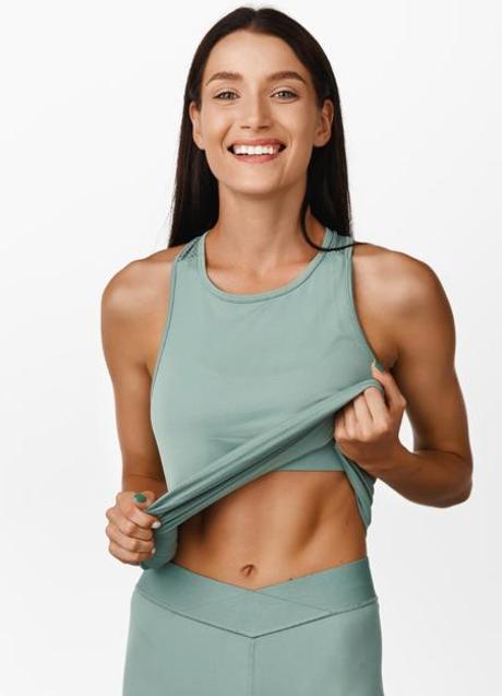 Imagen - Mujer con ropa deportiva mostrando los abdominales. / DR