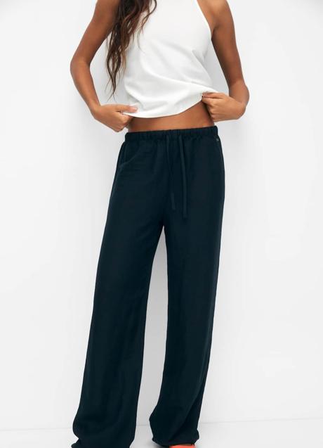 Imagen - Pantalones de lino negros de Pull&Bear, 25,99 euros.