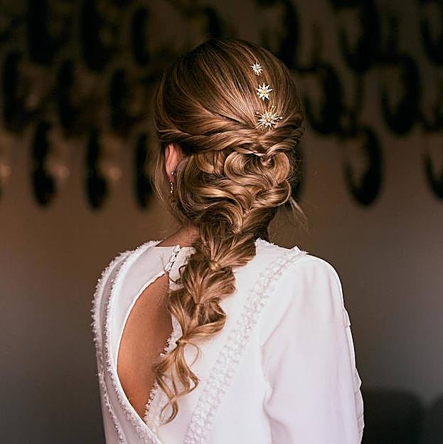 Peinado de novia tendencia de trenza decorada