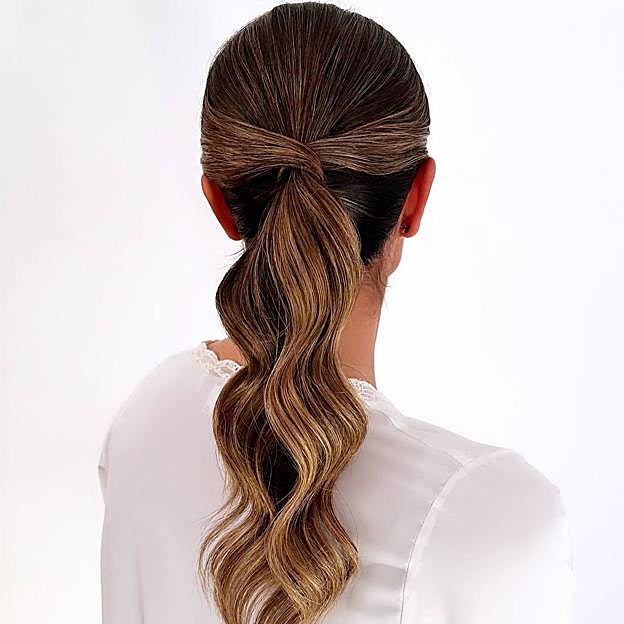 Peinados de novia 2023 estilo coleta con ondas