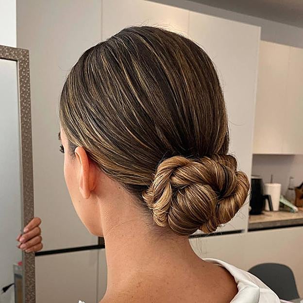 Moño en espiral como peinado de novia tendencia