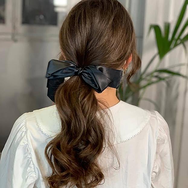 Peinados de novia 2023 estilo coleta con lazo