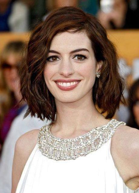 Imagen - Anne Hathaway con pelo castaño chocolate con mechas cobrizas