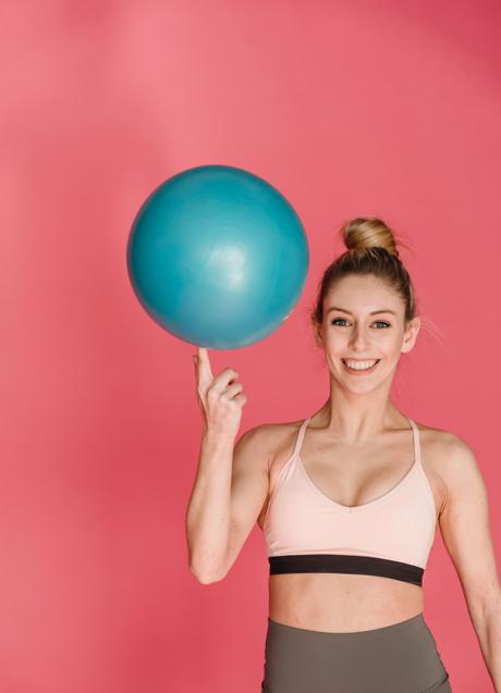 Imagen - Mujer con pelota bosu/PEXELS
