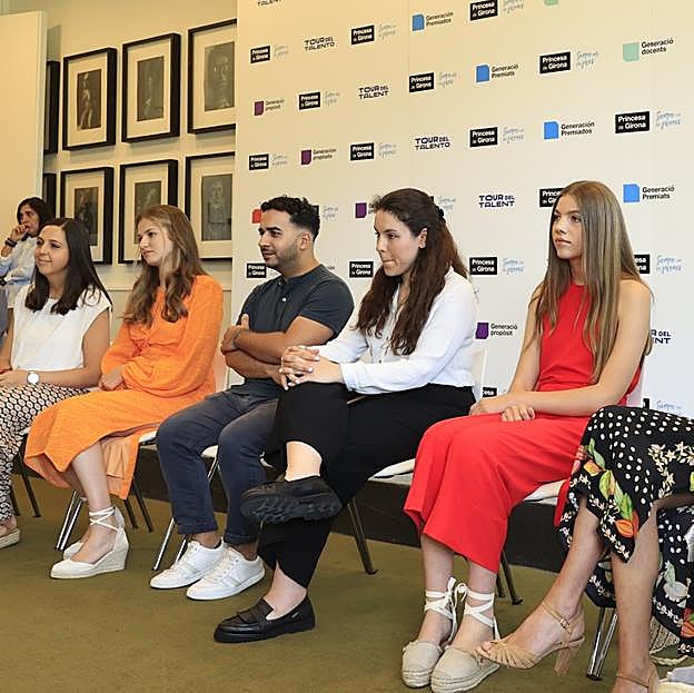 Leonor y Sofía en el encuentro con jóvenes.