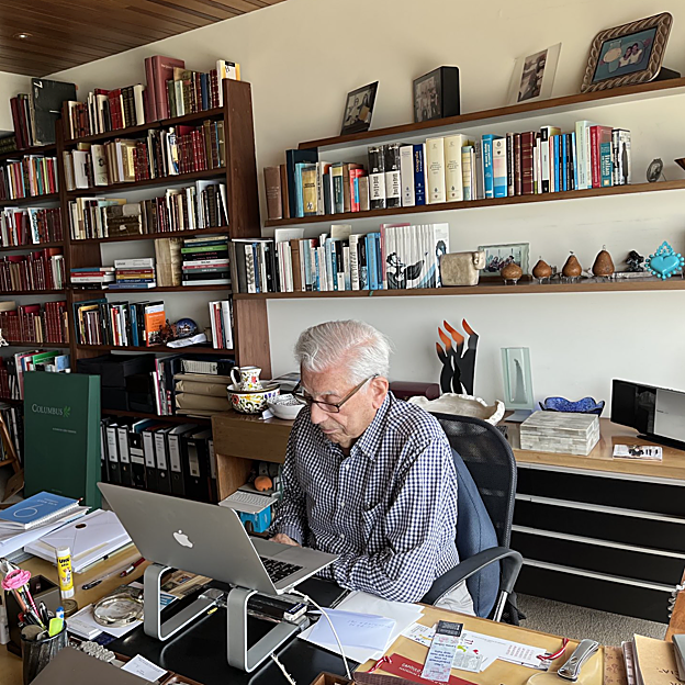 Mario Vargas Llosa, en su despacho de su casa de Lima. /