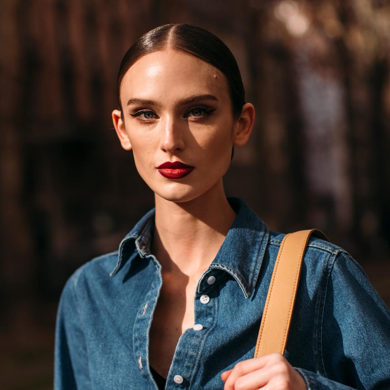 Una mujer en el street style.