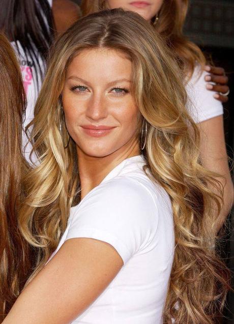 Imagen - Gisele Bundchen con peinado de raya en el pelo central para cara alargada