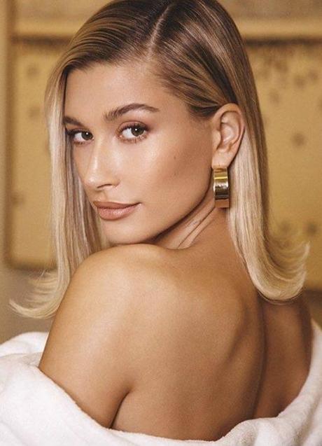 Imagen - Hailey Bieber con raya en el pelo que sienta bien a su tipo de rostro