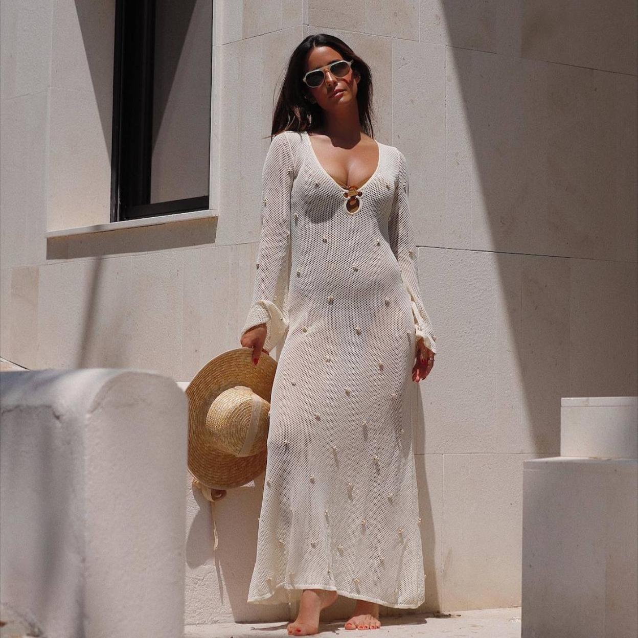 Influencer con vestido de punto fishnet rebajado