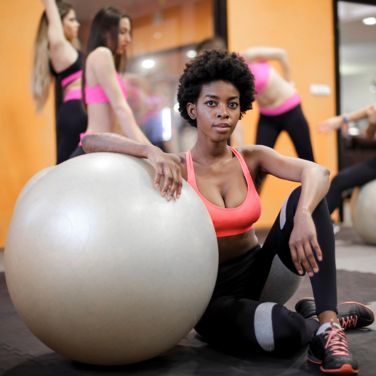 Mujer realizando entrenamiento con pelota. /