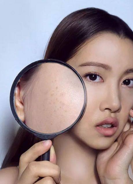 Imagen - Mujer examinando manchas en la cara