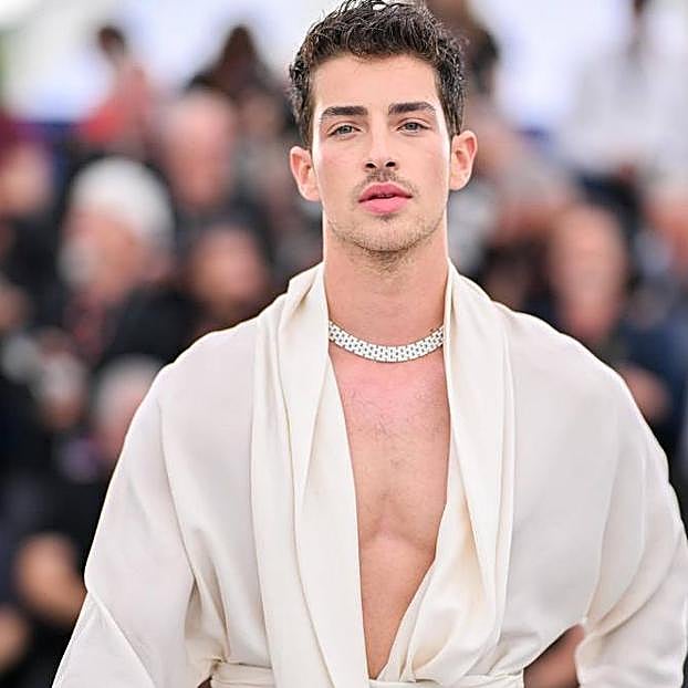 Imagen principal - Manu Ríos y Timothy Chalamet con joyas de Cartier, además del collar del segundo, con cabeza de pantera.