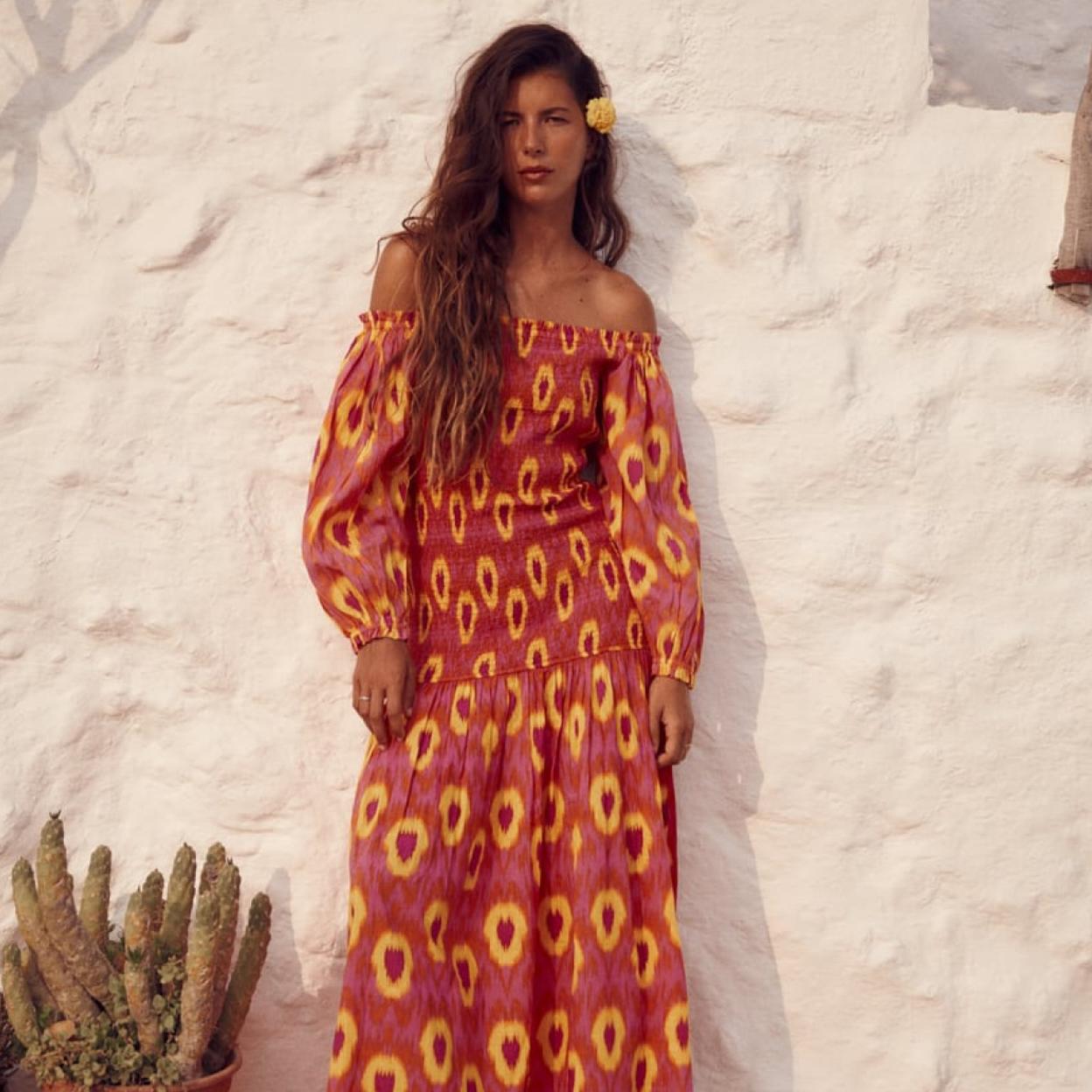 Una mujer con vestido de Zara.