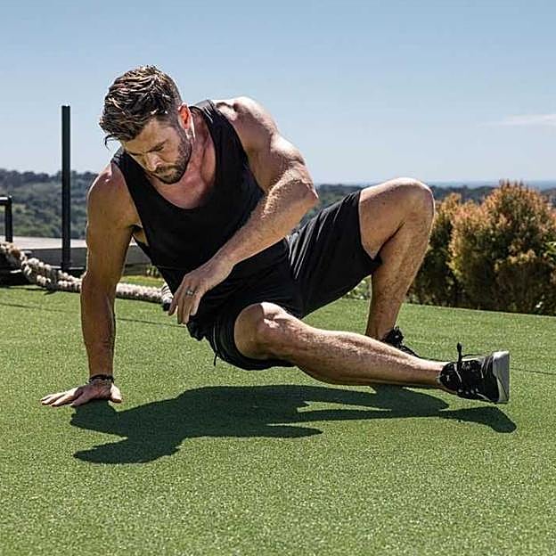 Chris Hemsworth realizando los kick sits, uno de los ejercicios de esta rutina de 15 minutos para fortalecer el core. 