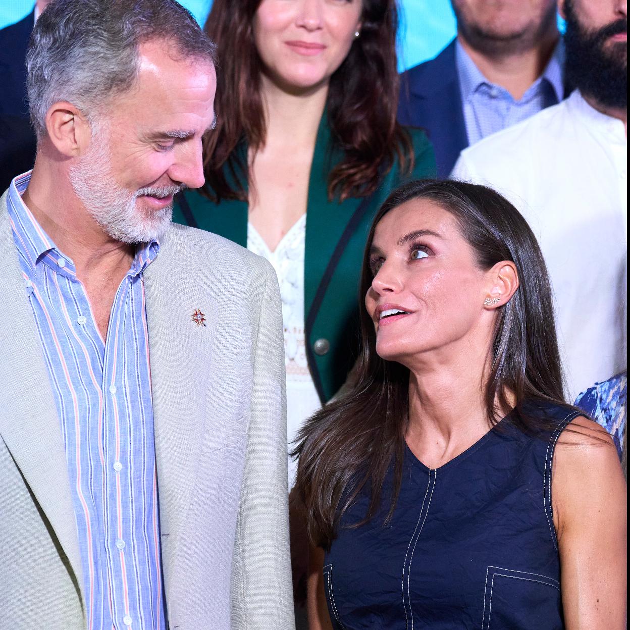 El rey Felipe y la reina Letizia mirándose.