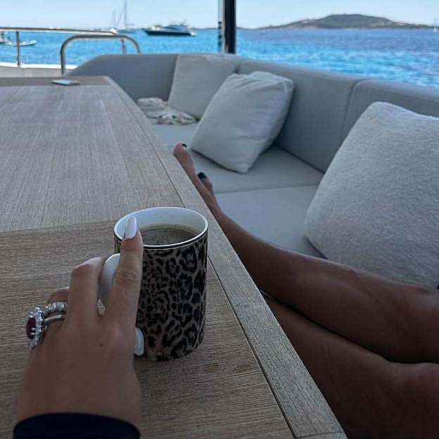 Georgina Rodríguez con manicura blanca.