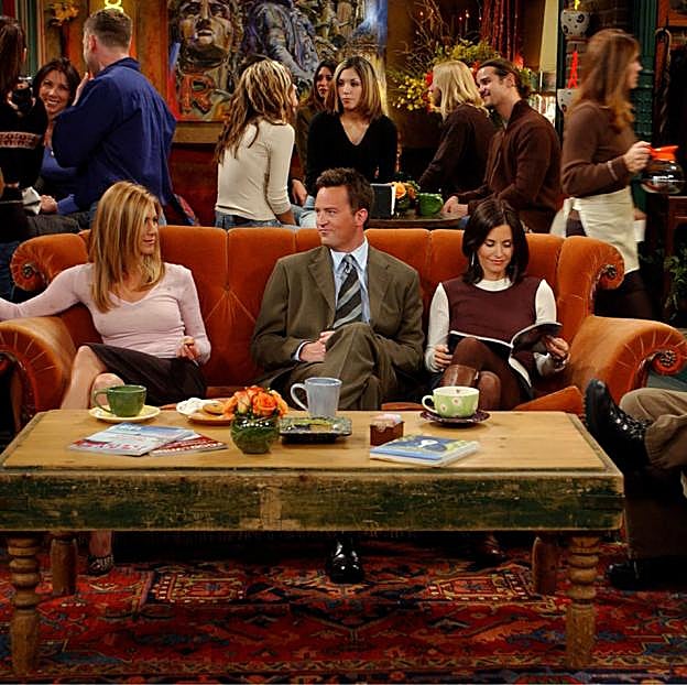 Jennifer Aniston, Courteney Cox y Matthew Perry en una escena de Friends. 