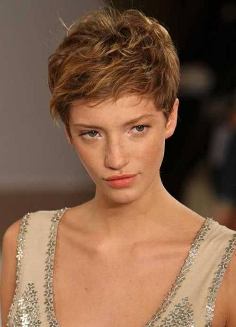 Imagen - Modelo con corte de pelo pixie contra el encrespamiento