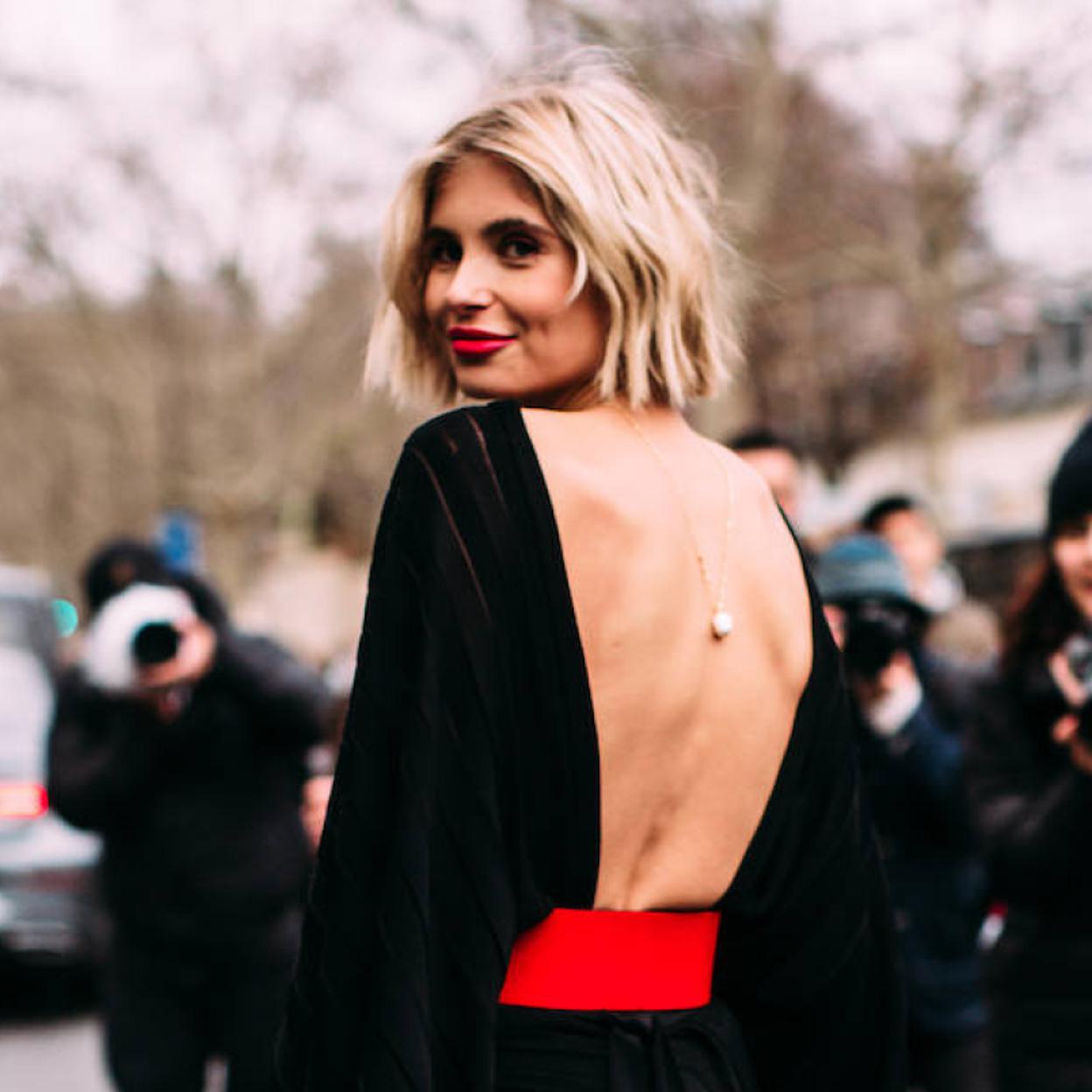 Influencer con corte de pelo encrespado