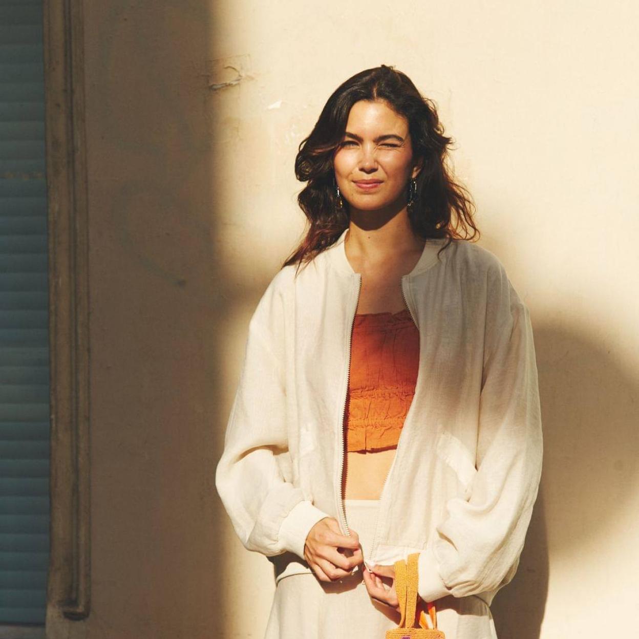 Influencer con look de básicos para vacaciones de verano