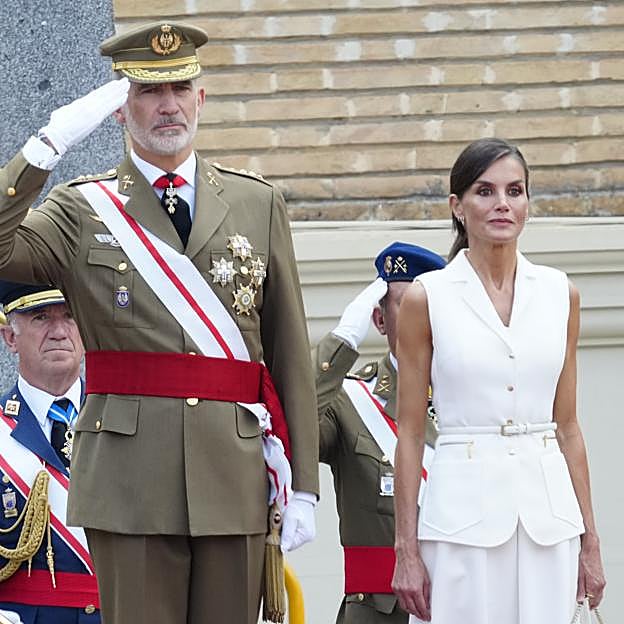 La reina Letizia arrasa en Zaragoza con un truco para estilizar la figura: chaleco con cinturón y falda midi