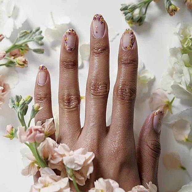 Manicura con flores para novias