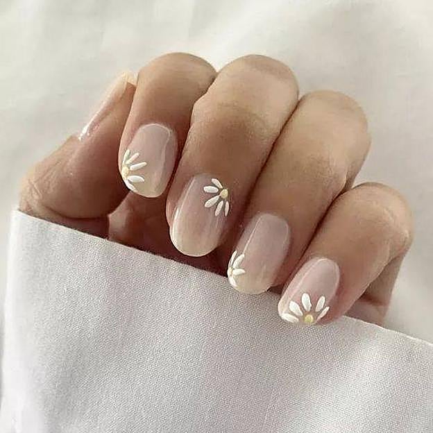 Manicura con margaritas