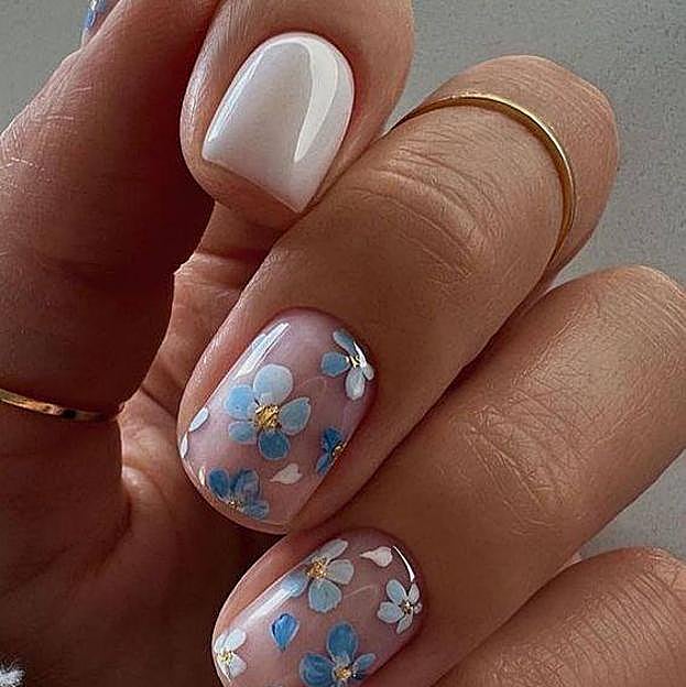 Manicura con flores y detalles dorados