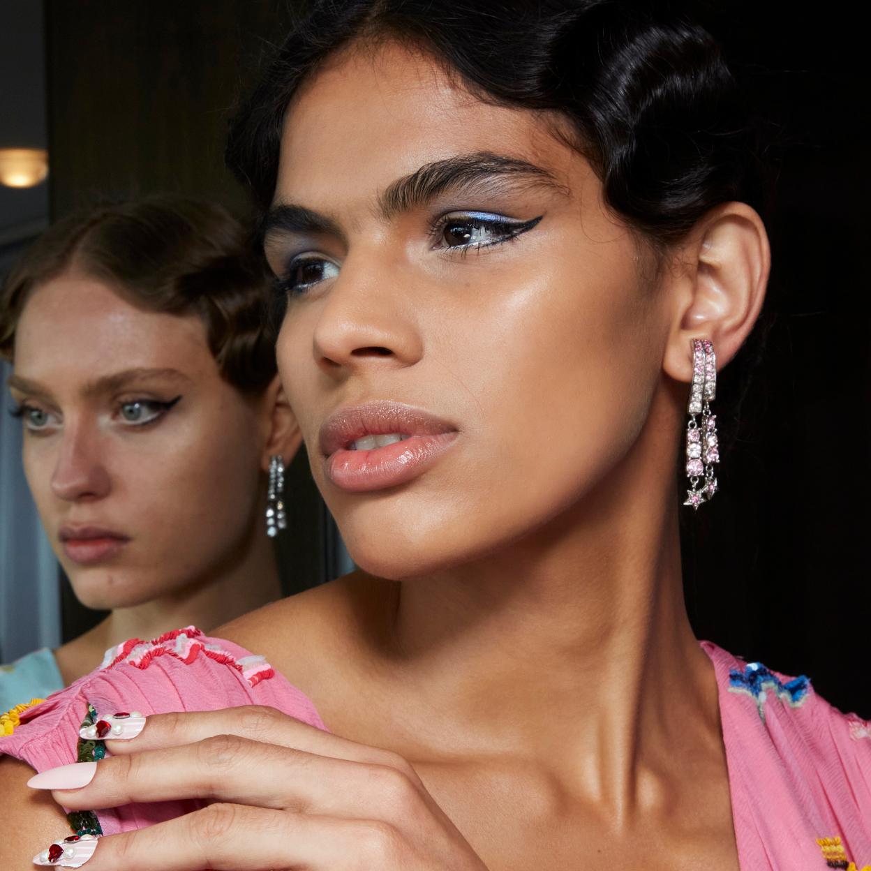 Una mujer con manicura lista.